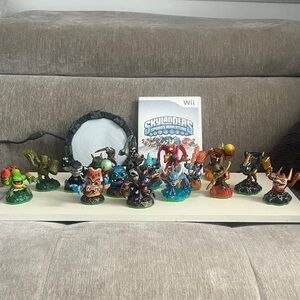 Skylanders Spyro's Adventure Wii Game & Figures Set